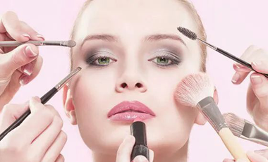 雨季美妆攻略，保持完美妆容